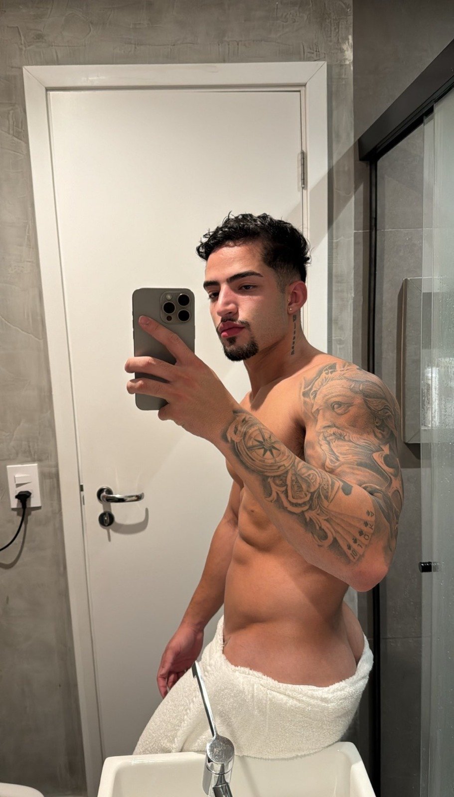 Ryan em uma selfie no espelho